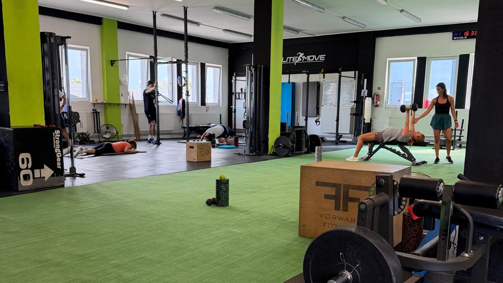 Klienti počas vedeného kondičného tréningu na ploche ELITE MOVE