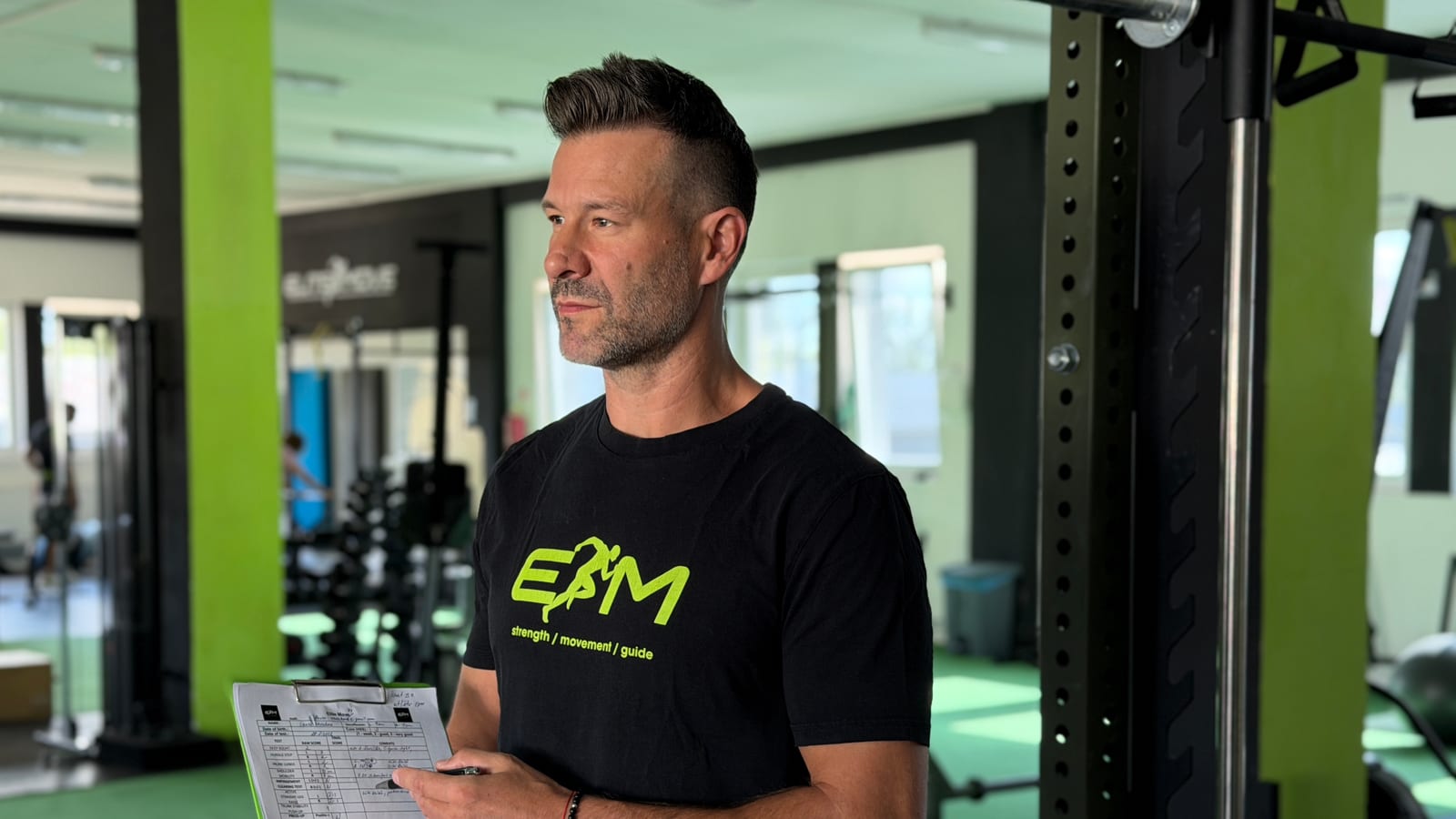 Tréner ELITE MOVE drží diagnostický formulár s výsledkami testov