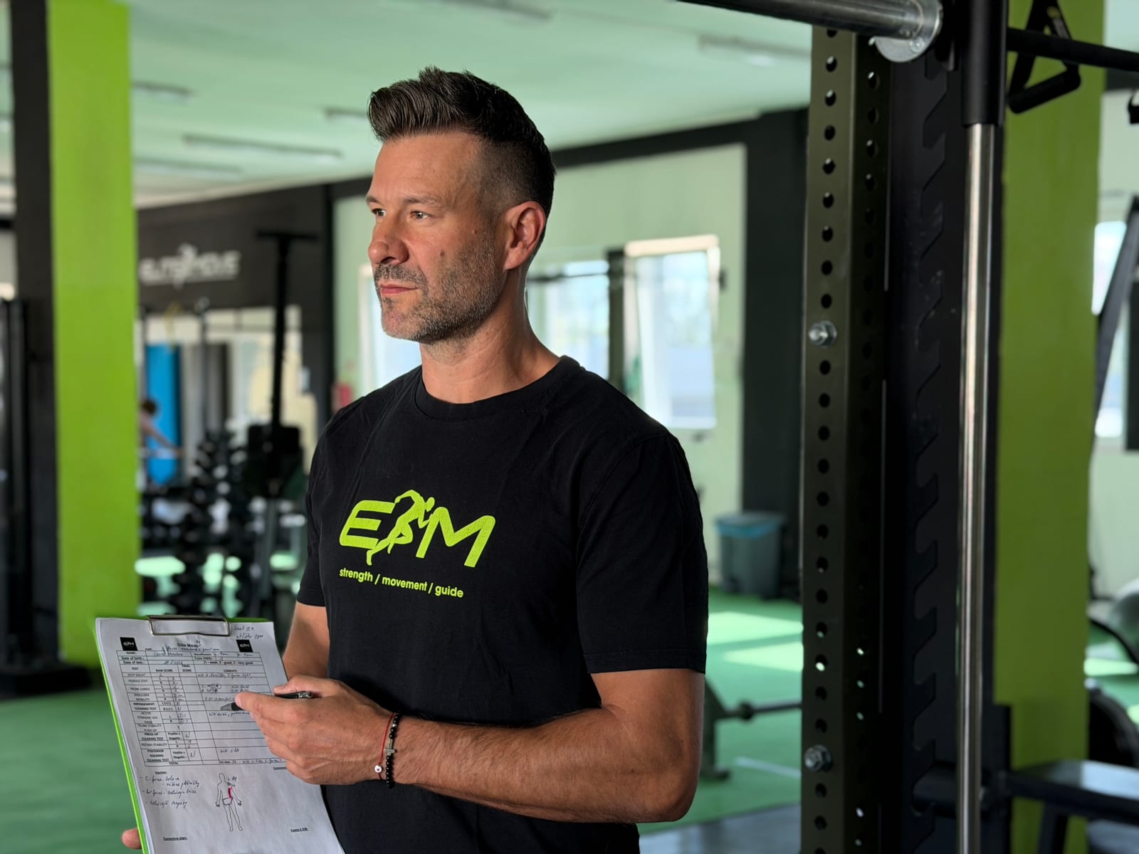Tréner ELITE MOVE drží diagnostický formulár s výsledkami testov