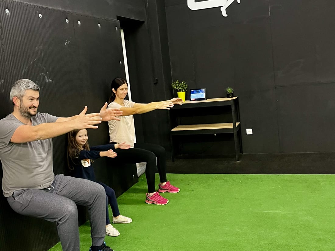 Klienti a manželský pár s dcérou počas tréningu v centre ELITE MOVE