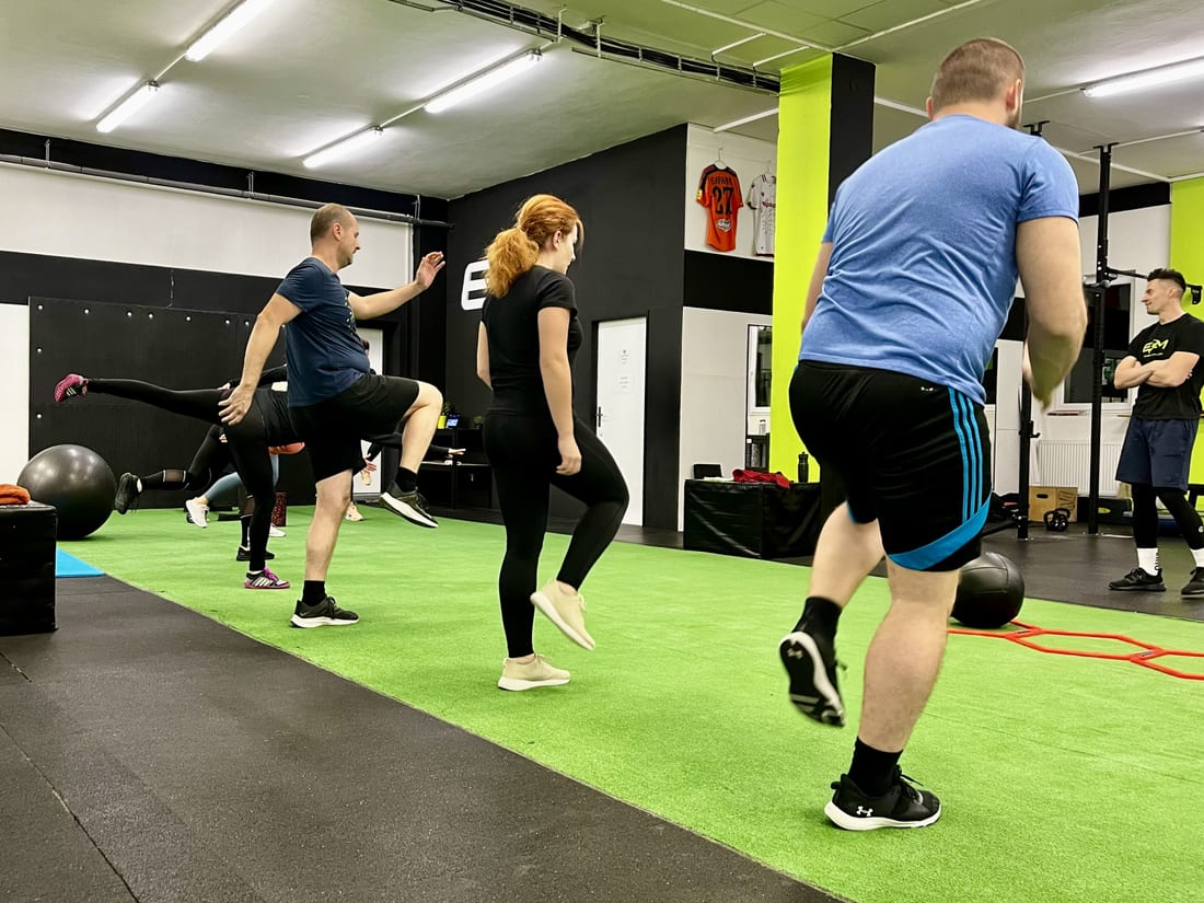 klienti sa rozcvičujú pred tréningom v tréningovom centre ELITE MOVE