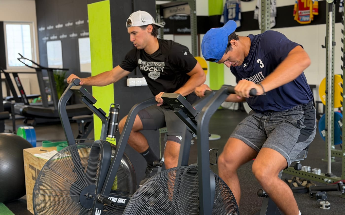 Hokejisti rozvíjajú kondíciu na air bike v tréningovom centre ELITE MOVE